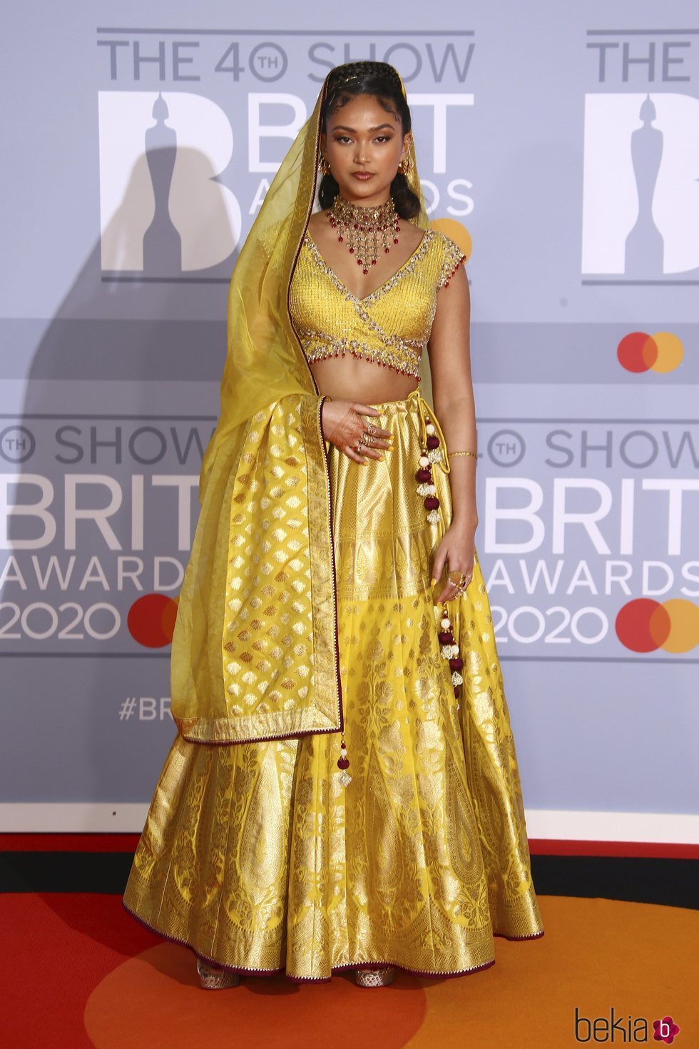 Joy Crookes en la alfombra roja de los Brit Awards 2020