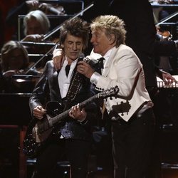 Rod Stewart y Ronnie Wood durante su actuación en los Brit Awards 2020