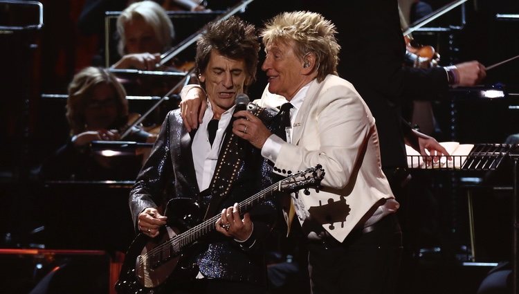 Rod Stewart y Ronnie Wood durante su actuación en los Brit Awards 2020