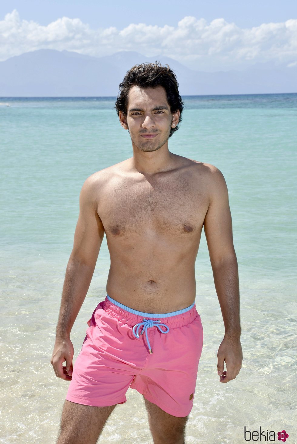 Alejandro Reyes posando en la playa en la foto oficial de 'Supervivientes 2020'