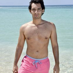 Alejandro Reyes posando en la playa en la foto oficial de 'Supervivientes 2020'