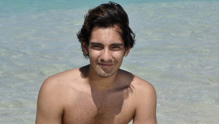 Alejandro Reyes en la playa en la foto oficial de 'Supervivientes 2020'