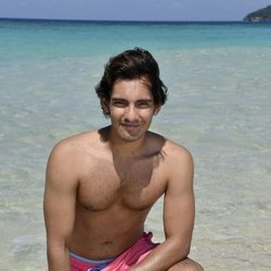 Alejandro Reyes en la playa en la foto oficial de 'Supervivientes 2020'