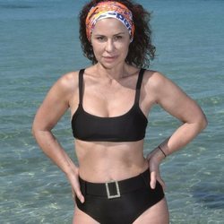 Vicky Larraz posando en la playa en la foto oficial de 'Supervivientes 2020'