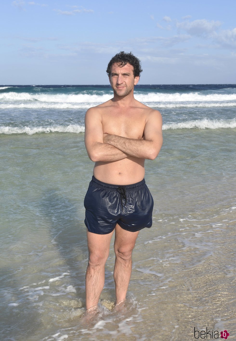 Antonio Pavón posando en la playa en la foto oficial de 'Supervivientes 2020'
