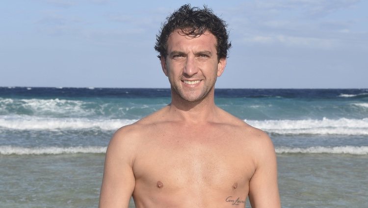 Antonio Pavón en la playa en la foto oficial de 'Supervivientes 2020'