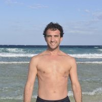 Antonio Pavón en la playa en la foto oficial de 'Supervivientes 2020'