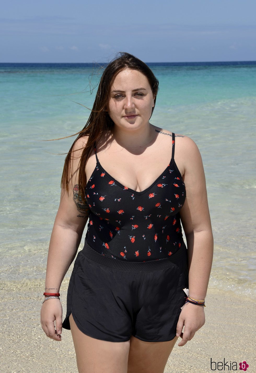 Rocío Flores posando en la playa en la foto oficial de 'Supervivientes 2020'