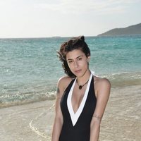 Bea Retamal posando en la playa en la foto oficial de 'Supervivientes 2020'