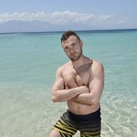 Cristian Suescun posando en la playa en la foto oficial de 'Supervivientes 2020'