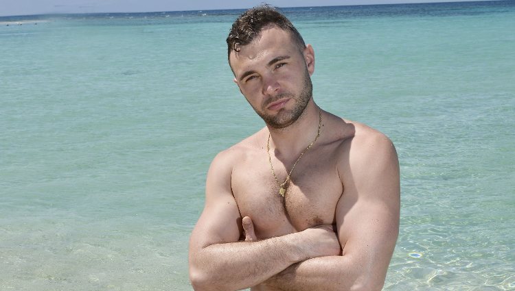 Cristian Suescun posando en la playa en la foto oficial de 'Supervivientes 2020'