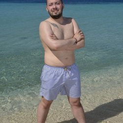 José Antonio Avilés posando en la playa en la foto oficial de 'Supervivientes 2020'