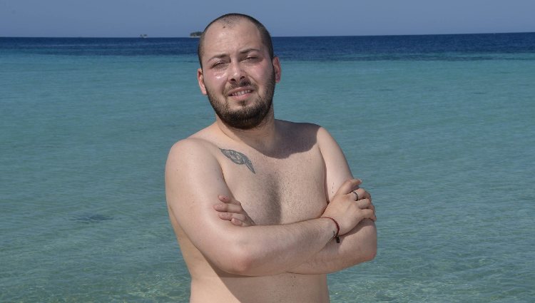 José Antonio Avilés posando en la playa en la foto oficial de 'Supervivientes 2020'