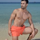Jorge Pérez posando en la playa en la foto oficial de 'Supervivientes 2020'