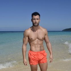 Jorge Pérez en la playa posando en la foto oficial de 'Supervivientes 2020'