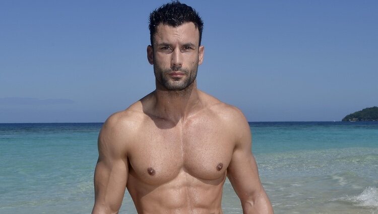 Jorge Pérez en la playa posando en la foto oficial de 'Supervivientes 2020'