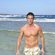 Hugo Sierra posando en la playa en la foto oficial de 'Supervivientes 2020'