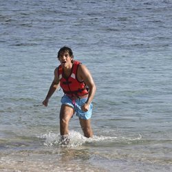 Alejandro Reyes llegando a la playa en la gala de estreno de 'Supervivientes 2020'
