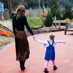 Kate Middleton paseando de la mano con una niña