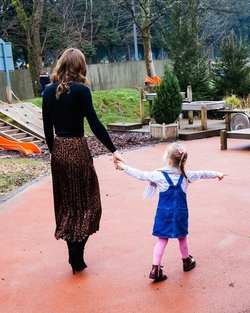Kate Middleton paseando de la mano con una niña