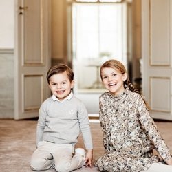 La Princesa Estela de Suecia  con su hermano el Príncipe Oscar en su posado por su octavo cumpleaños