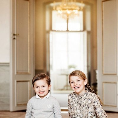 La Princesa Estela de Suecia  con su hermano el Príncipe Oscar en su posado por su octavo cumpleaños