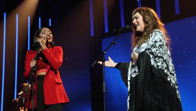 Nia Peeples y Estrella Morente cantando en la Gala 6 de 'OT 2020'