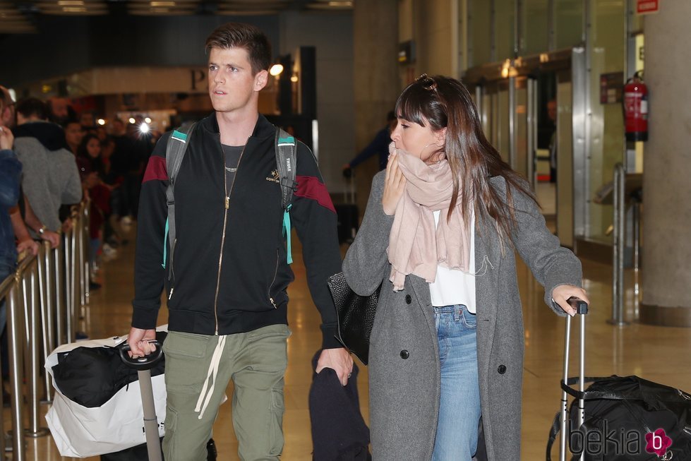 Aitana Ocaña y Miguel Bernardeau en el aeropuerto de Madrid volviendo de Milán