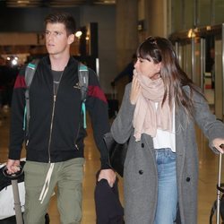 Aitana Ocaña y Miguel Bernardeau en el aeropuerto de Madrid volviendo de Milán