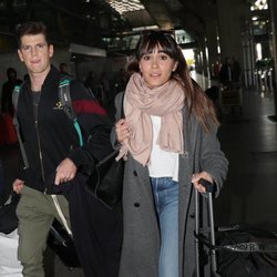 Aitana Ocaña y Miguel Bernardeau en el aeropuerto de Madrid volviendo de la Semana de la Moda de Milán