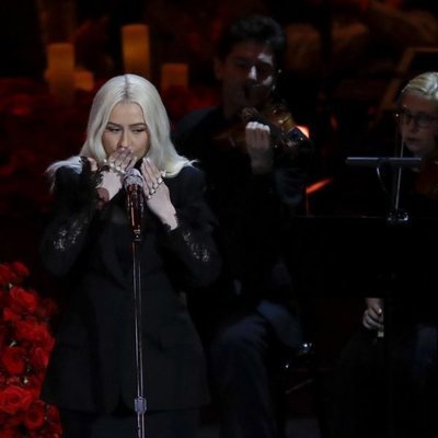 Christina Aguilera actuando en el funeral de Kobe Bryant en el Staples Center de Los Ángeles