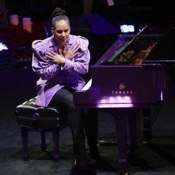 Alicia Keys actuando en el funeral de Kobe Bryant en el Staples Center de Los Ángeles
