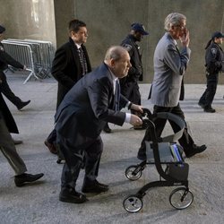 Harvey Weinstein llegando a los juzgados de Nueva York para conocer el veredicto de su juicio