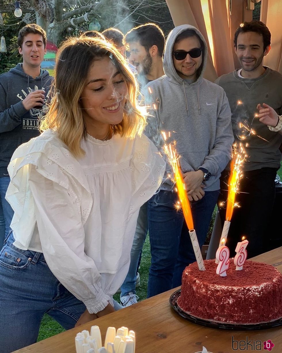 Anna Ferrer soplando las velas de su 23 cumpleaños