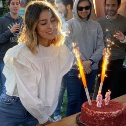 Anna Ferrer soplando las velas de su 23 cumpleaños