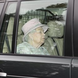 La Reina Isabel, dormida en el coche