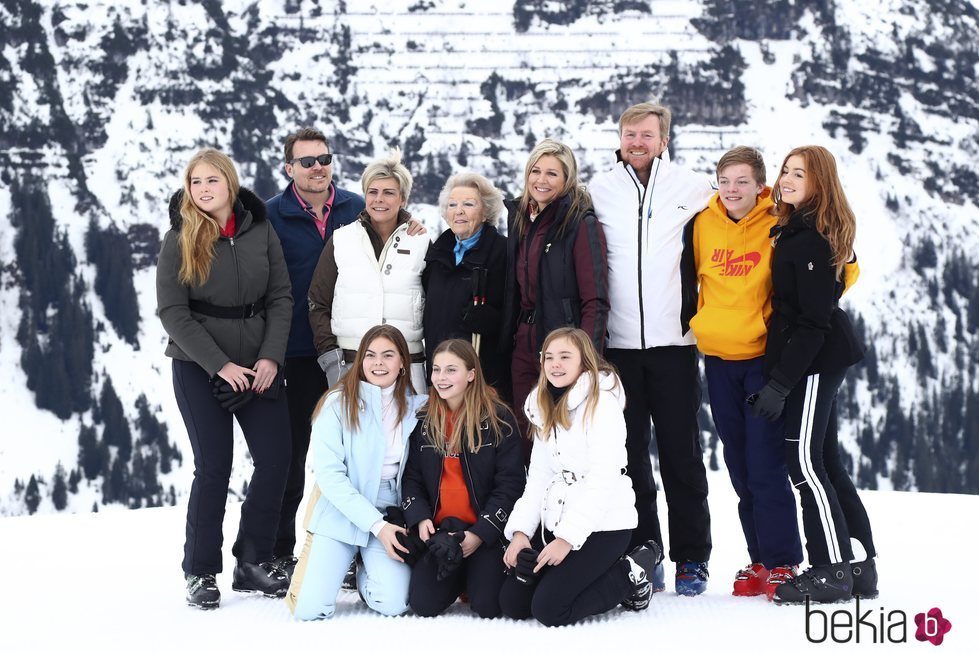 Beatriz de Holanda con sus hijos Guillermo Alejandro y Constantino de Holanda, sus nueras Máxima y Laurentien y sus nietos en Lech