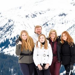 Guillermo Alejandro y Máxima de Holanda con sus hijas Amalia, Alexia y Ariane de Holanda en su posado de invierno