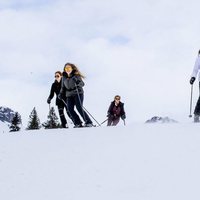 Guillermo Alejandro y Máxima de Holanda con sus hijas Amalia, Alexia y Ariane de Holanda esquiando