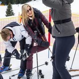 Guillermo Alejandro de Holanda ayuda a Máxima de Holanda con los esquís en Lech
