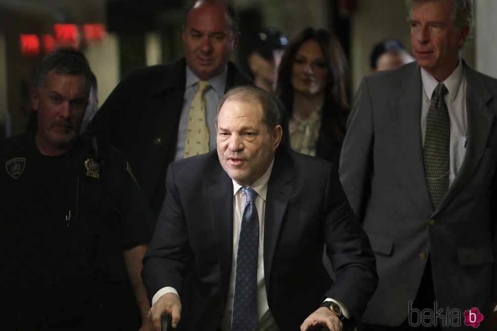 Harvey Weinstein saliendo de los juzgados de Nueva York durante el juicio contra él