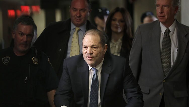 Harvey Weinstein saliendo de los juzgados de Nueva York durante el juicio contra él