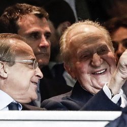 El Rey Juan Carlos y Florentino Pérez se divierten en un partido de Champions del Real Madrid