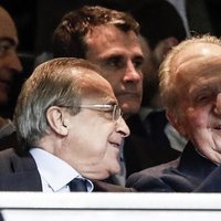 El Rey Juan Carlos y Florentino Pérez se divierten en un partido de Champions del Real Madrid