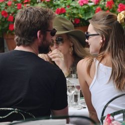 Liam Hemsworth y Gabriella Brooks comiendo juntos