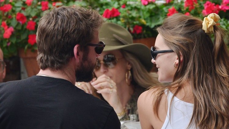Liam Hemsworth y Gabriella Brooks comiendo juntos