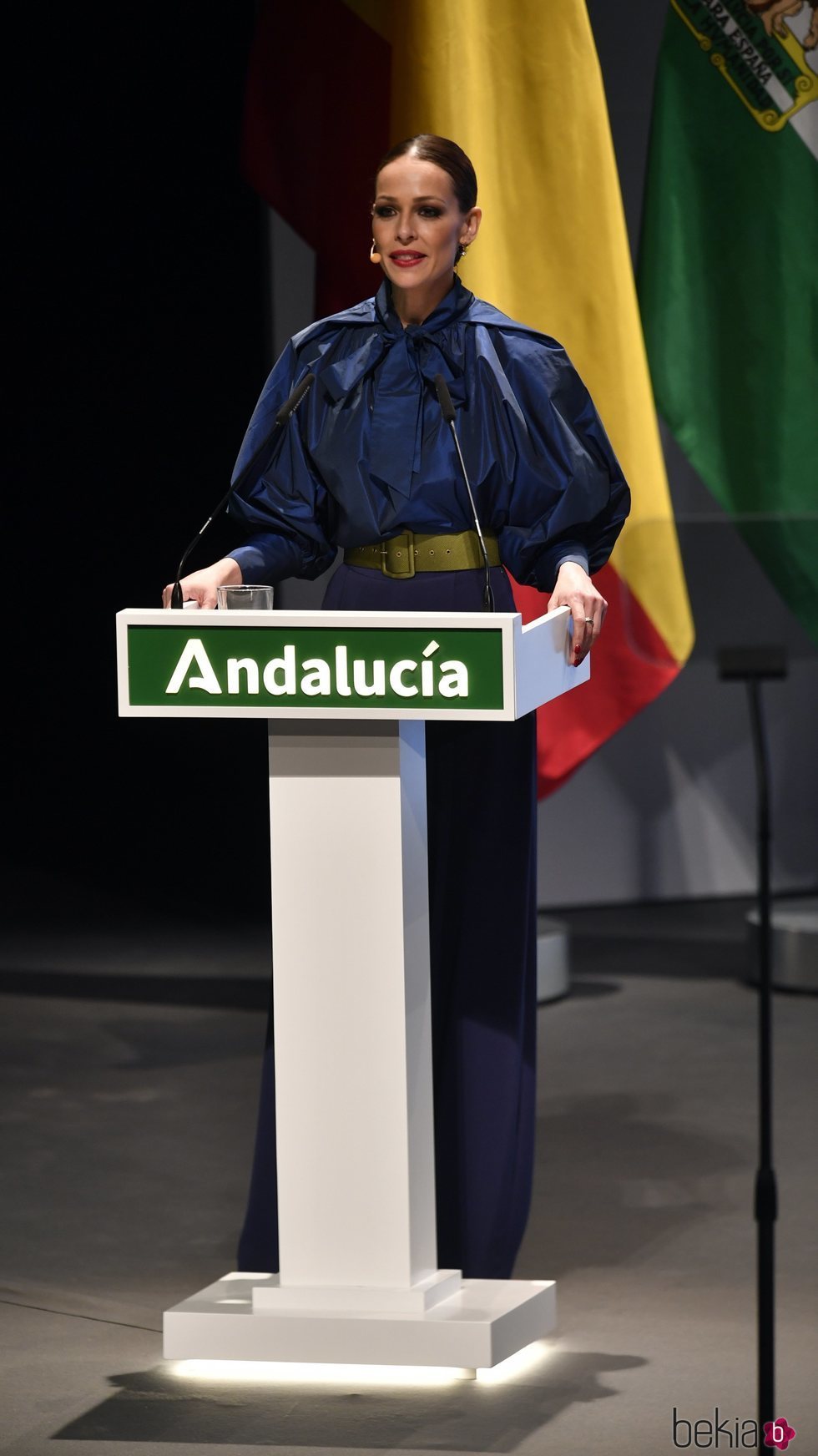 Eva González presentando la gala de entrega de las Medallas de Andalucía 2020