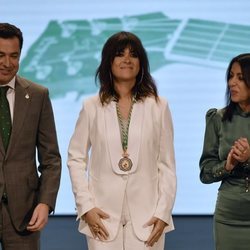 Vanesa Martín con la Medalla de Andalucía 2020