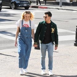 Joe Jonas y Sophie Turner paseando por Los Ángeles