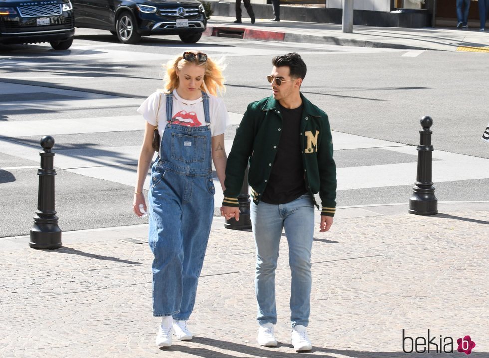 Joe Jonas y Sophie Turner paseando por Los Ángeles